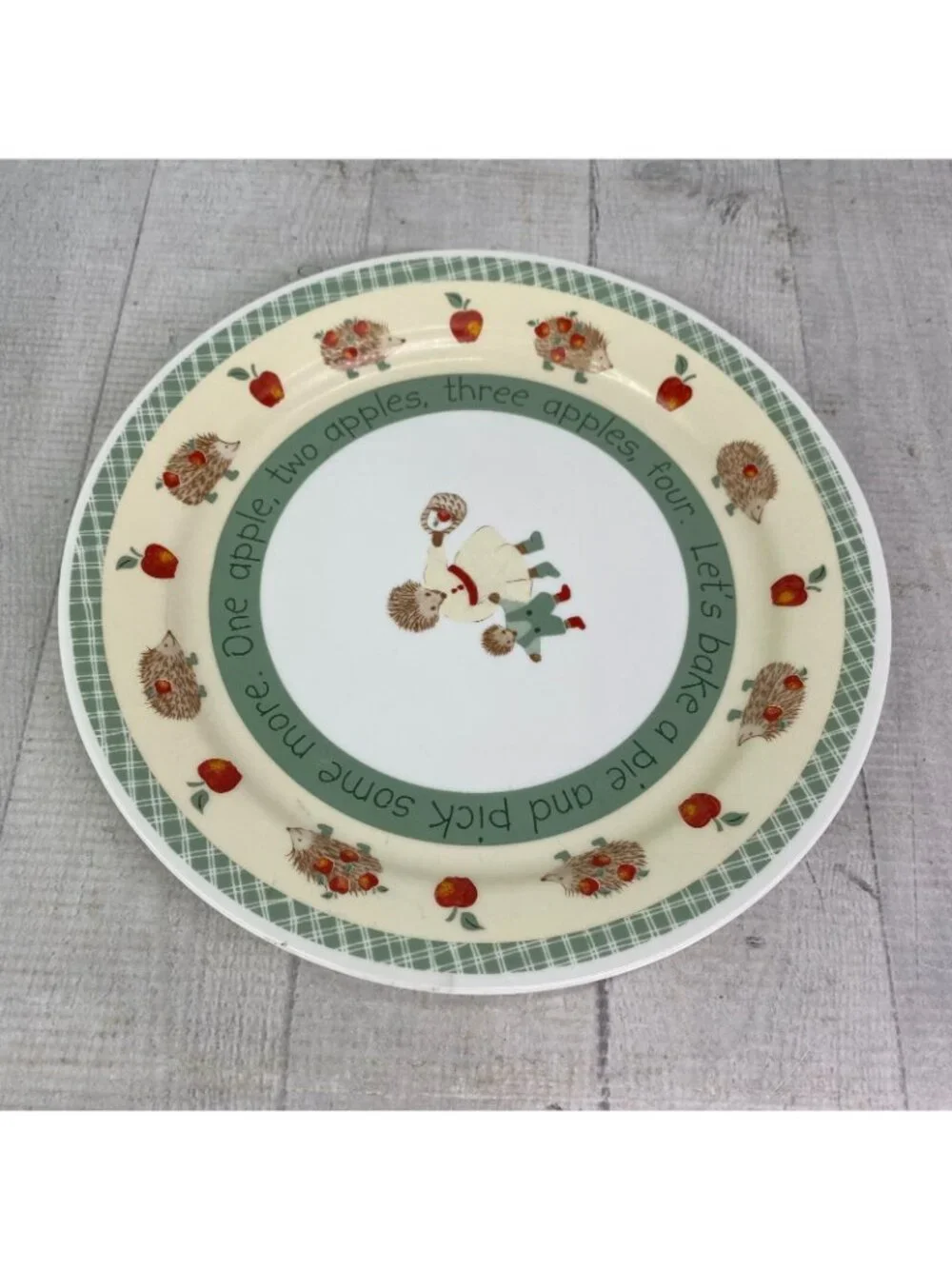 Corelle Red APPLE Hedgehog Break Chip Resistant Green Woven Lunch Plates Set 4